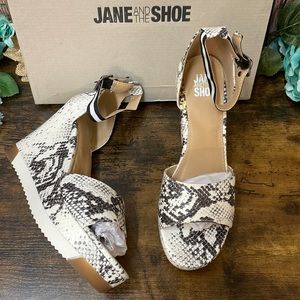 Jane And The Shoe Women's Grace Lug Sole Wedge Sandals